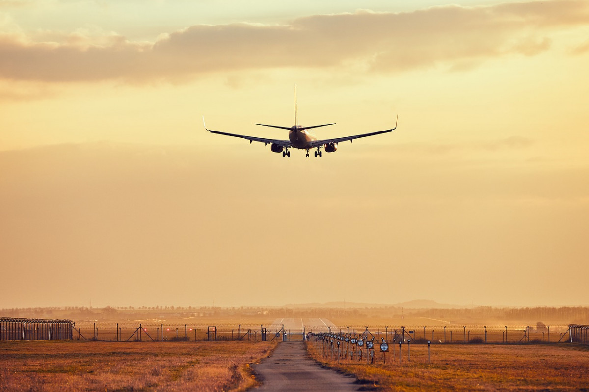 Airplane coming into land